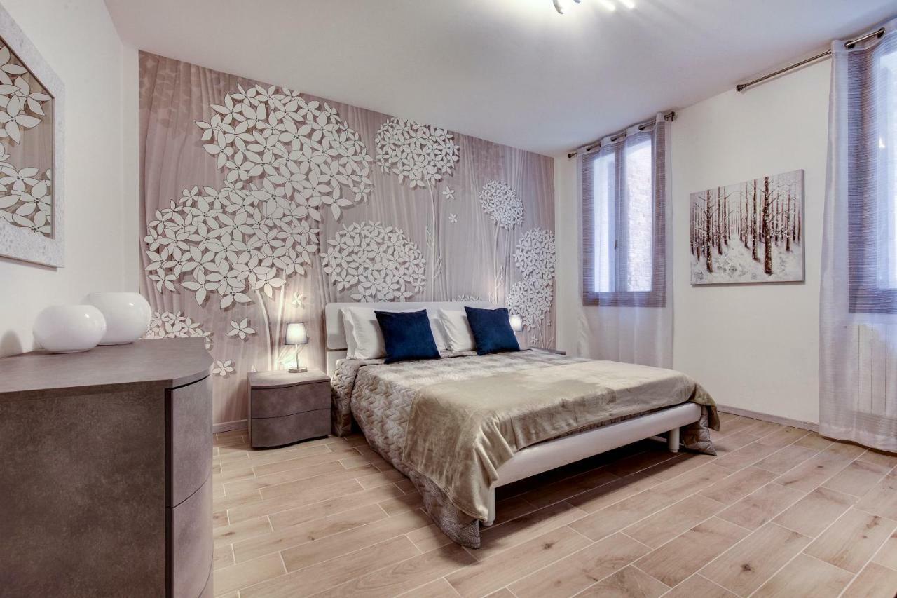 White Flowers With Canal View By Wonderful Italy Apartment Venice