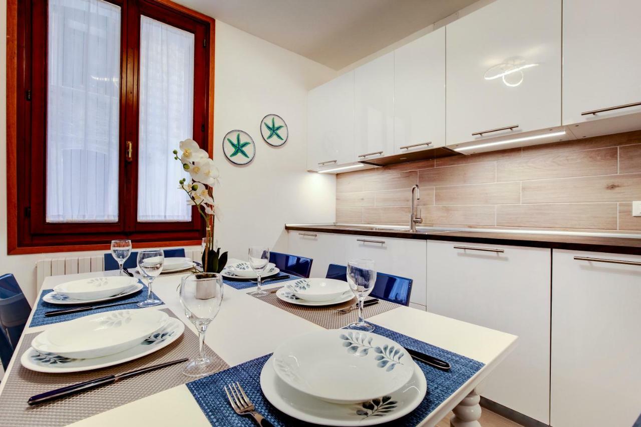 Apartment White Flowers With Canal View By Wonderful Italy Venice