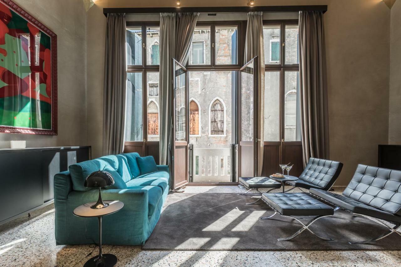 Apartment Exquisite Pied-A-Terre With Balcony