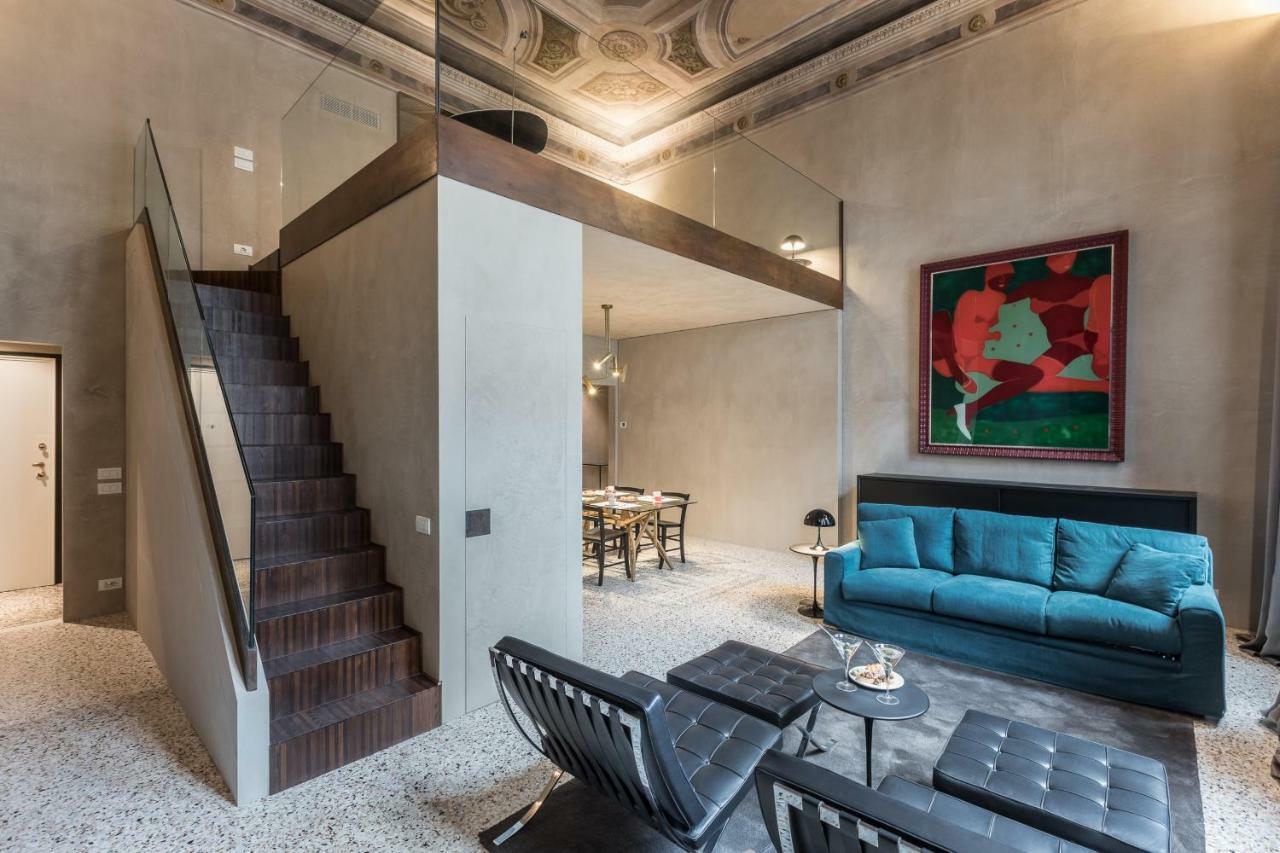 Exquisite Pied-A-Terre With Balcony Apartment *