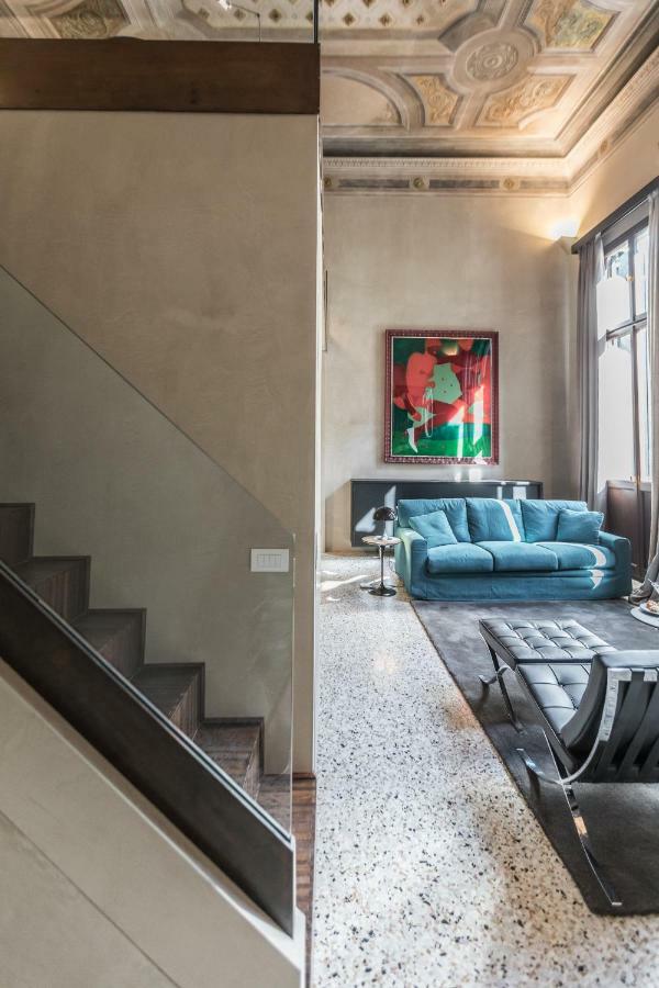 Exquisite Pied-A-Terre With Balcony *