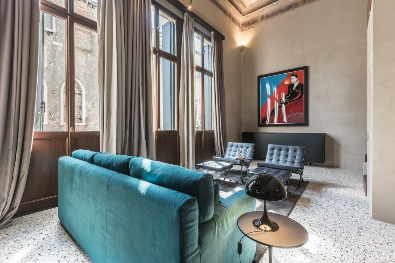 Exquisite Pied-A-Terre With Balcony Apartment *