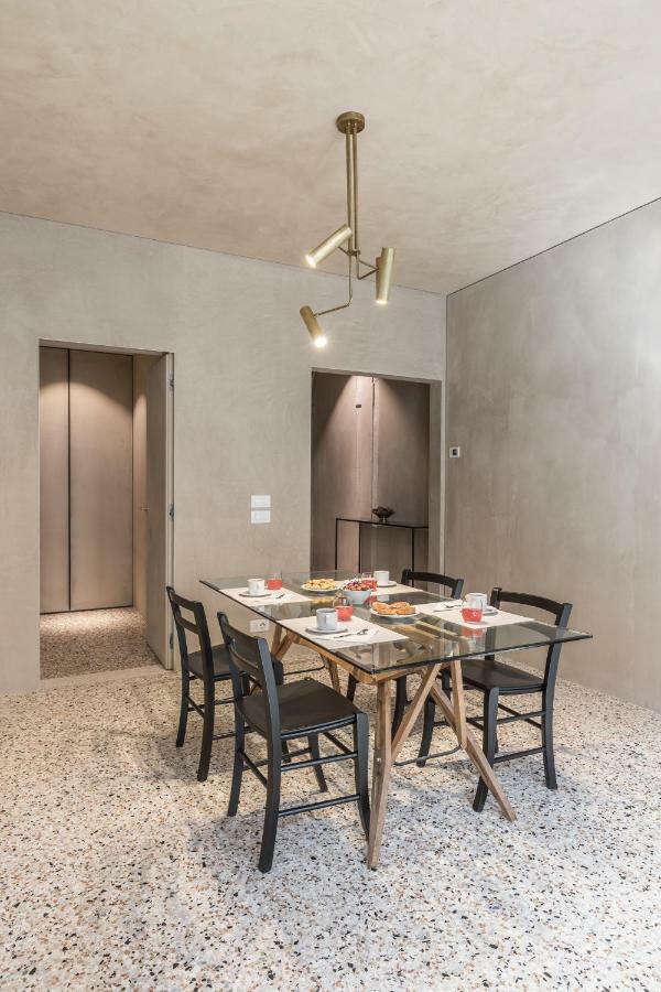 Exquisite Pied-A-Terre With Balcony
