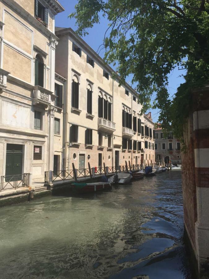 Apartment Exquisite Pied-A-Terre With Balcony