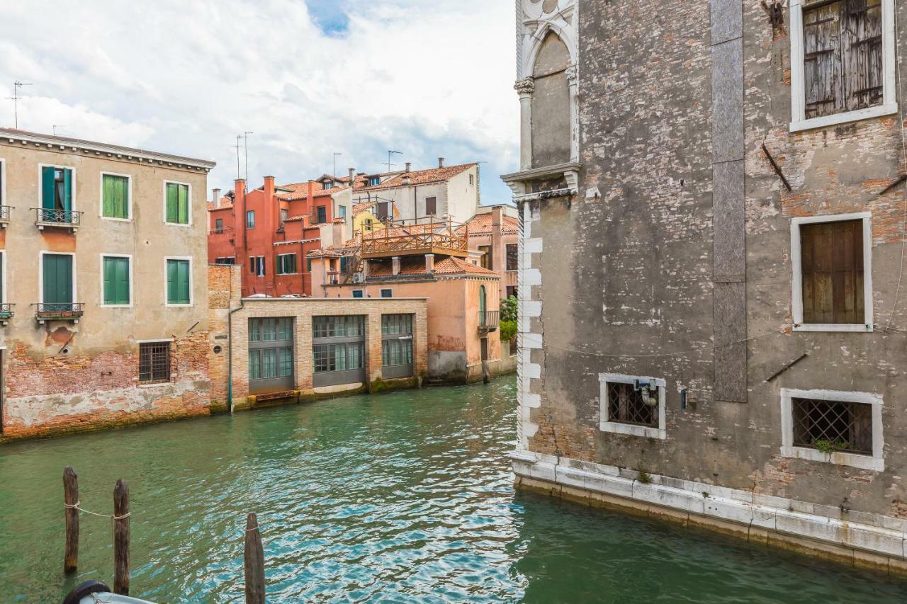 Exquisite Pied-A-Terre With Balcony *