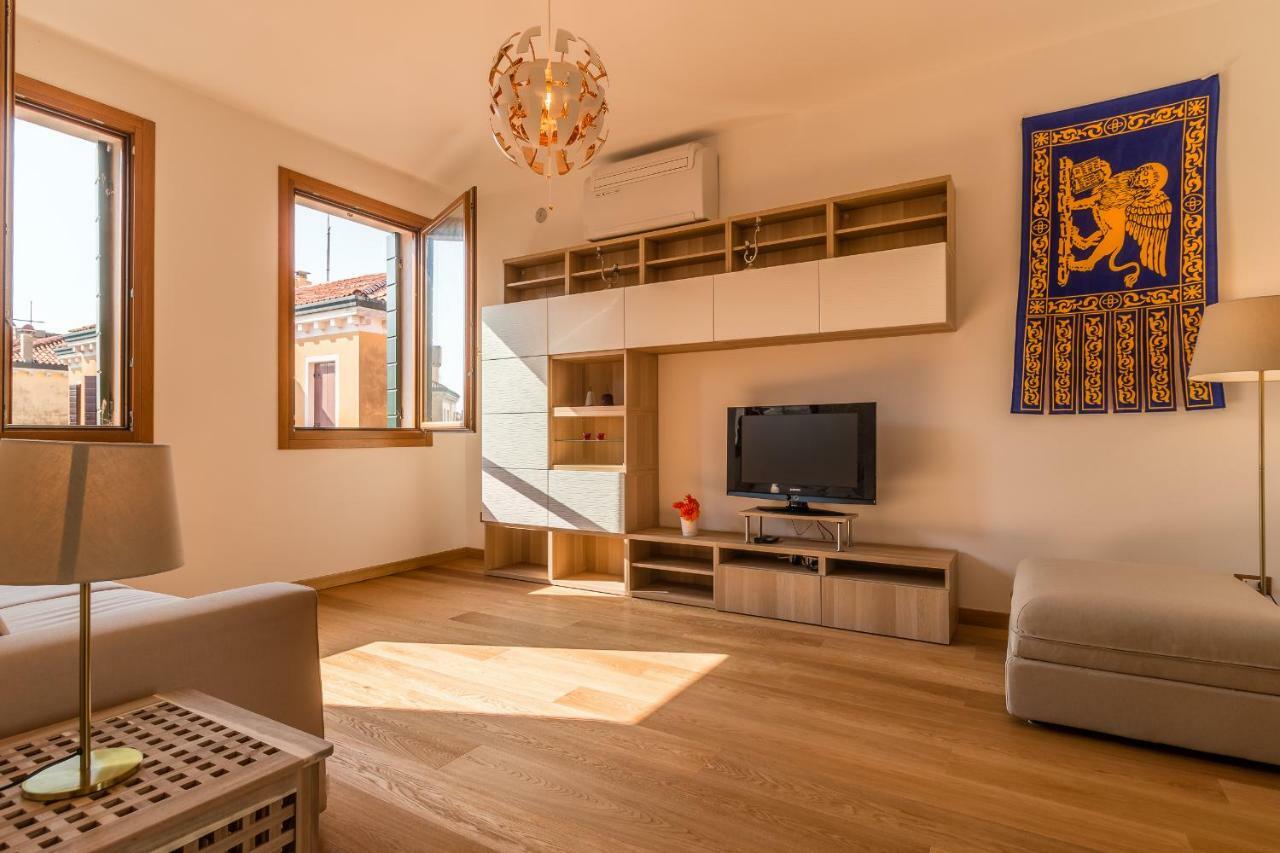 Sunny Nest Canal View In Chic Movida Apartment Venice