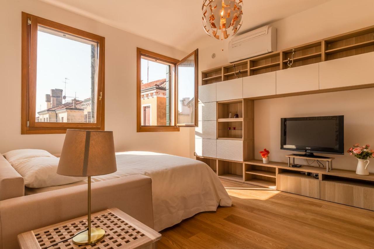 Sunny Nest Canal View In Chic Movida *