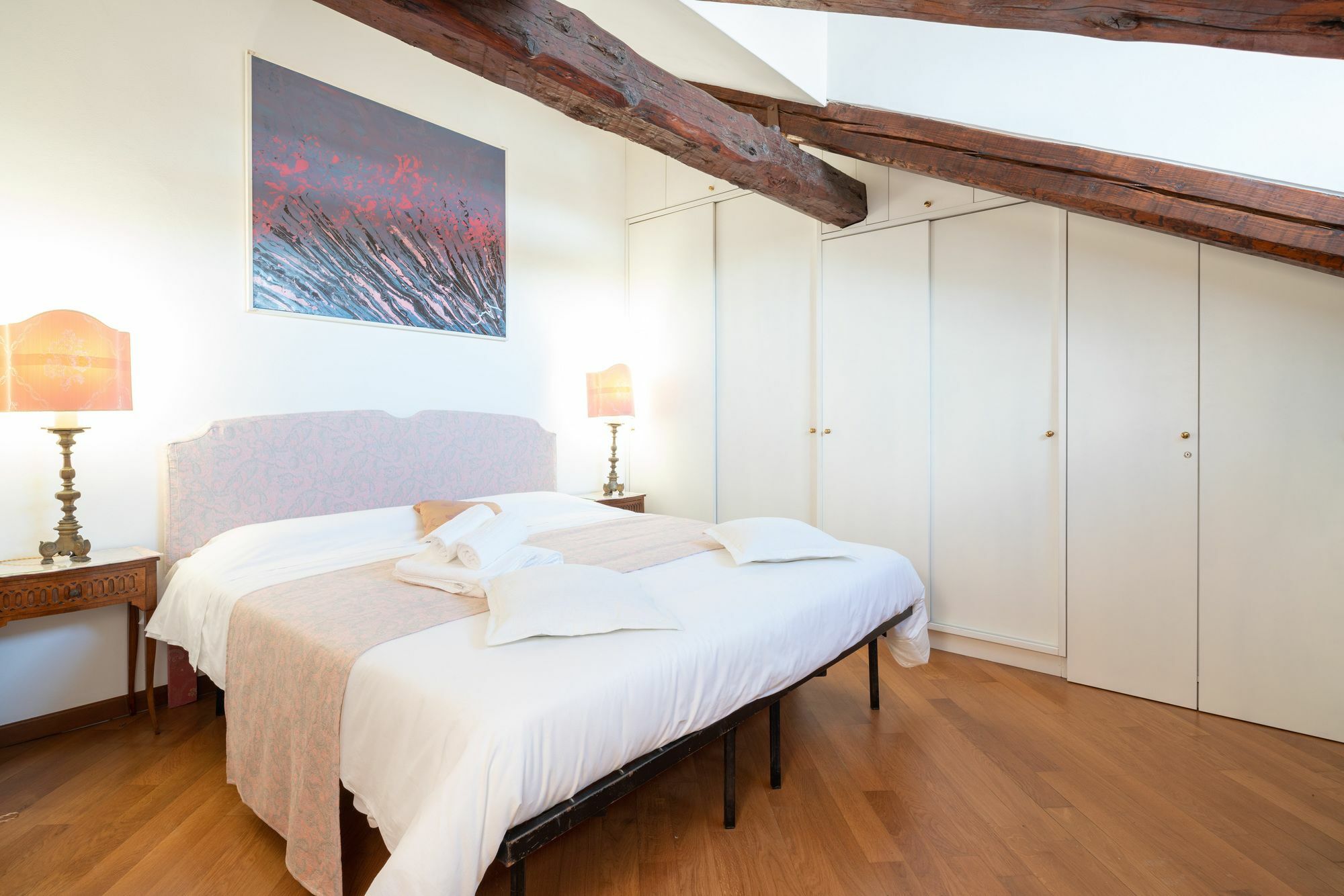 Ve.n.i.ce Cera Angels' Attic Apartment