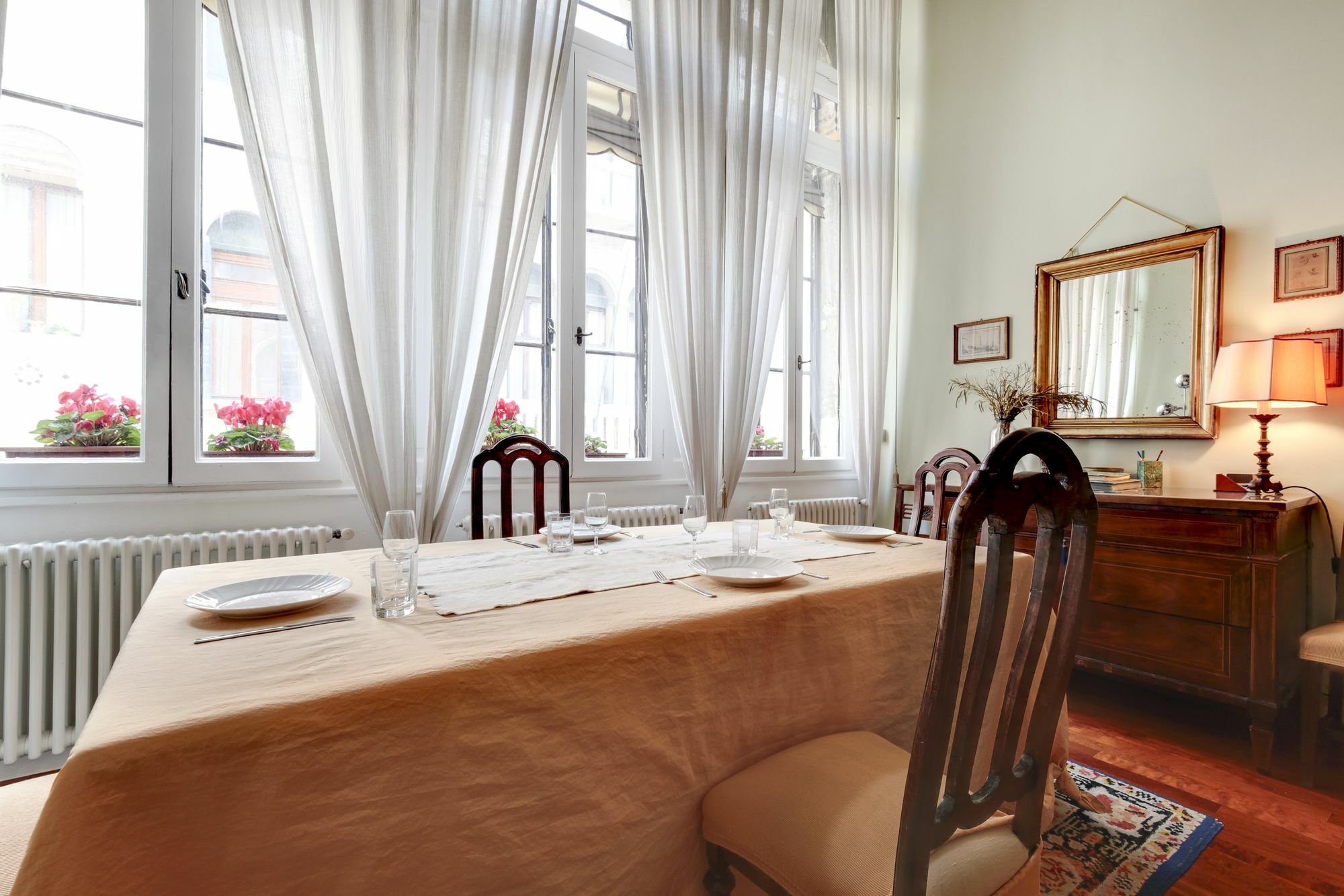 Castello Apartment *