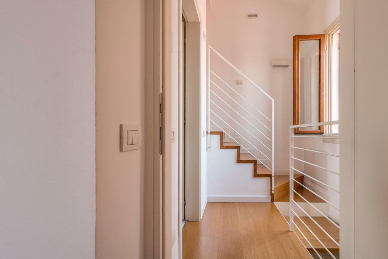 Carmini Canal View And Balcony With Lift Apartment Venice
