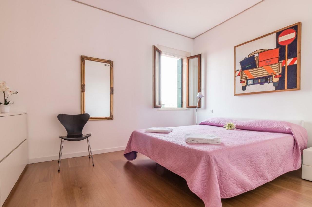 Carmini Canal View And Balcony With Lift Apartment