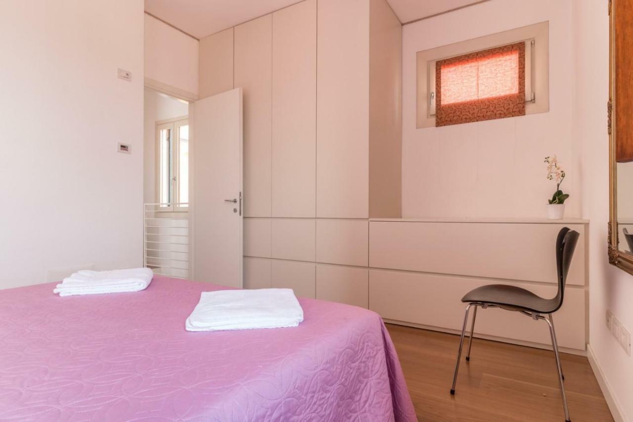 Carmini Canal View And Balcony With Lift Apartment