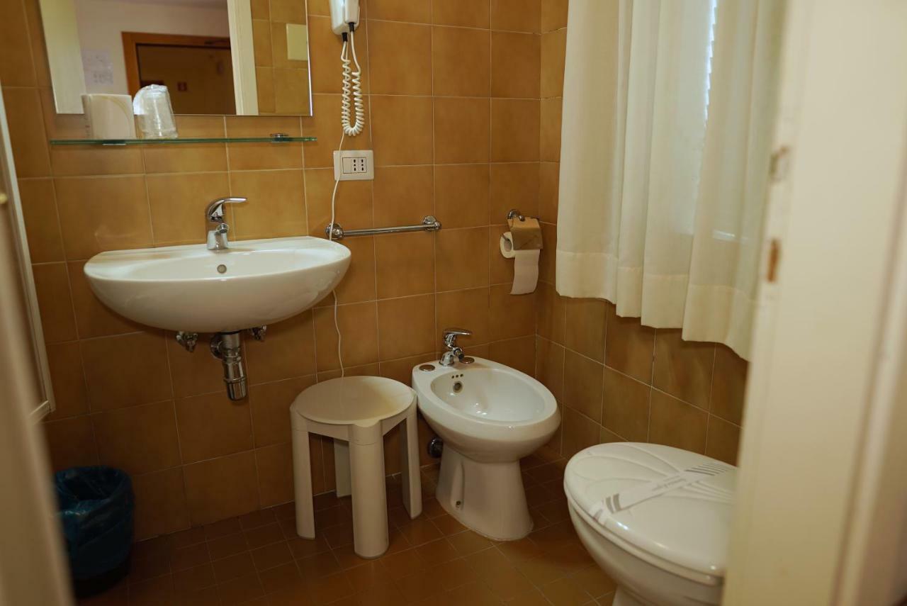 Canada Hotel 2*