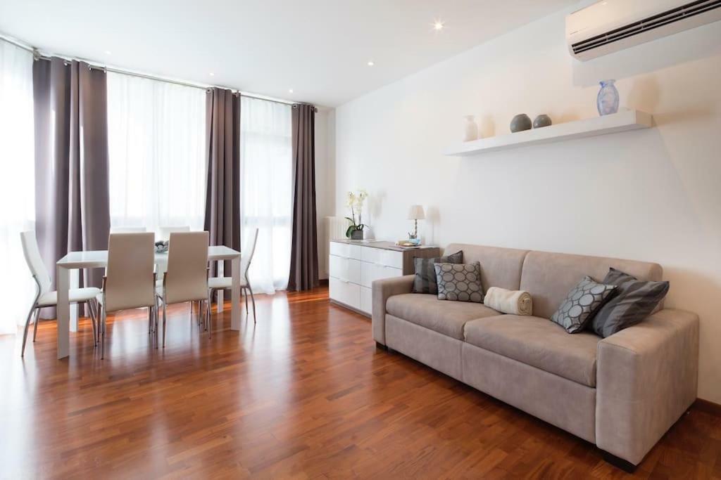 Modern Sunny In Residental Area Apartment *