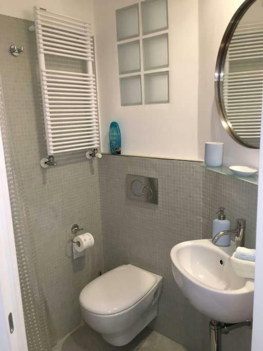 Modern Sunny In Residental Area Apartment Venice