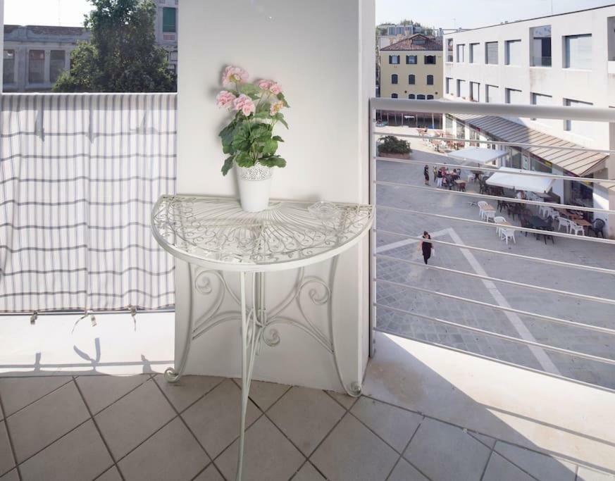 Modern Sunny In Residental Area Apartment Venice