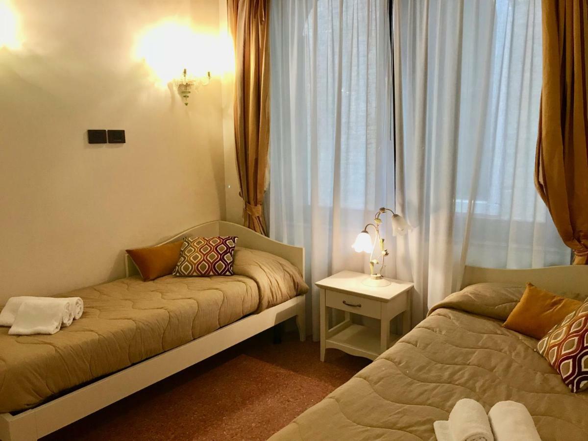 Family Three Minutes From San Marco Square, Apartment Venice