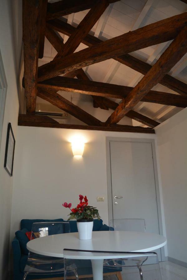 Yellow House Apartment Venice