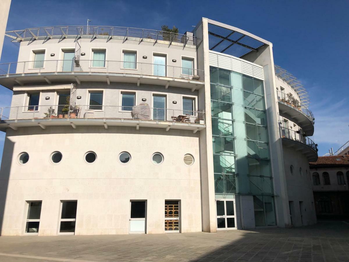 Modern Sunny In Residental Area Apartment Venice