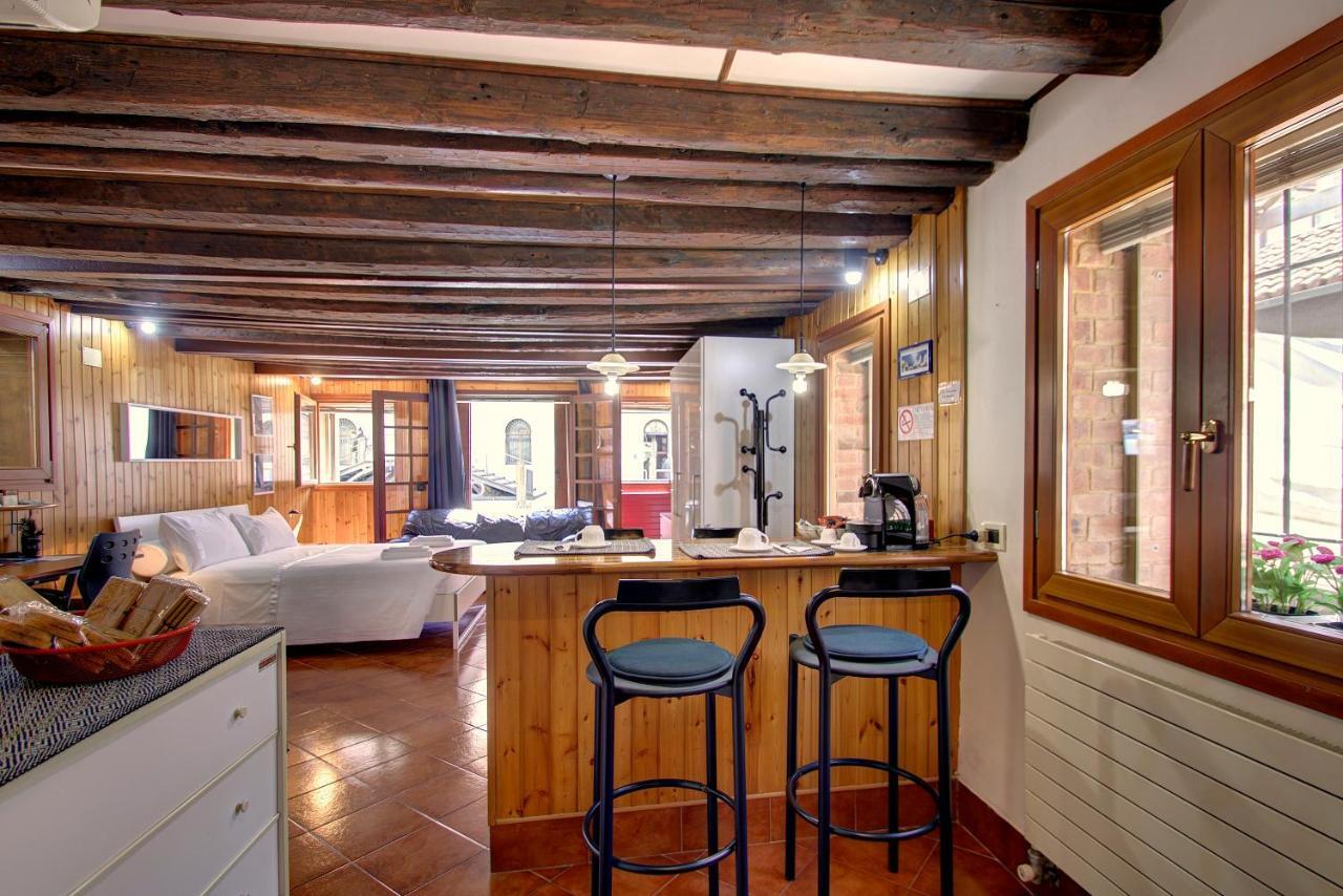Canal-door Apartment *