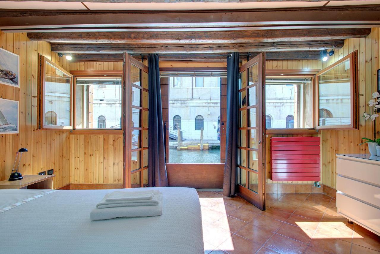 Canal-door Apartment