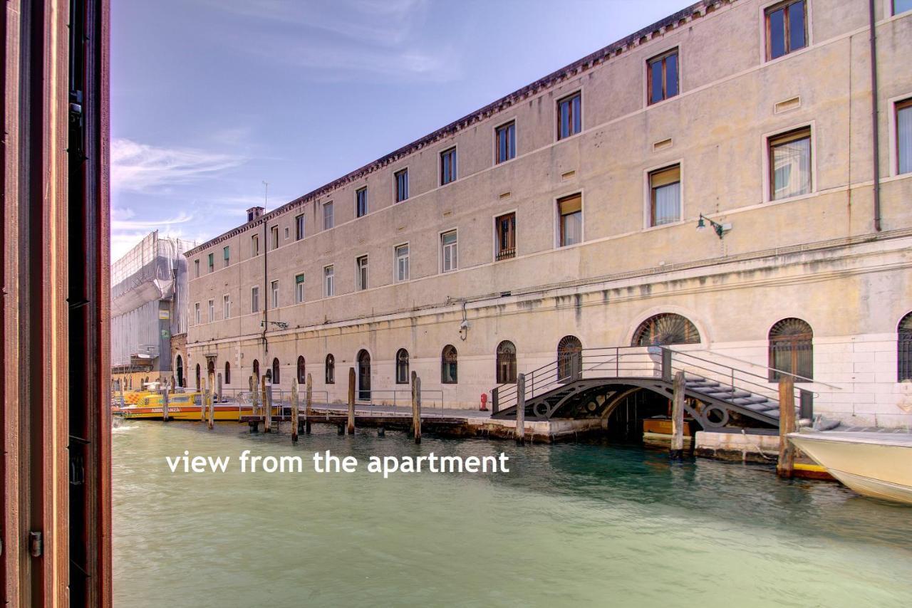 Canal-door Apartment *