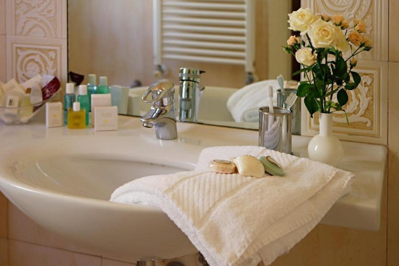 Carlton Capri Hotel 3*