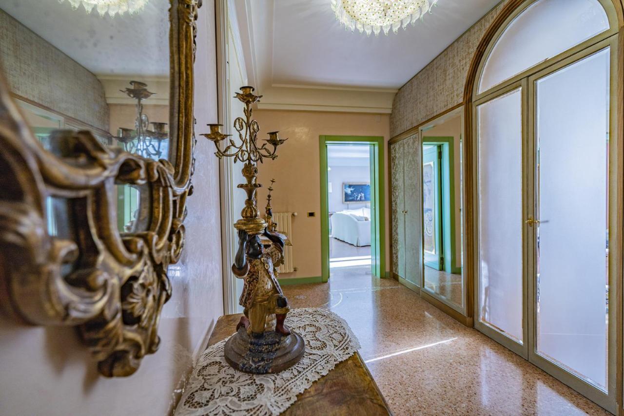 Ca' Degli Specchi Grand Canal Apartment
