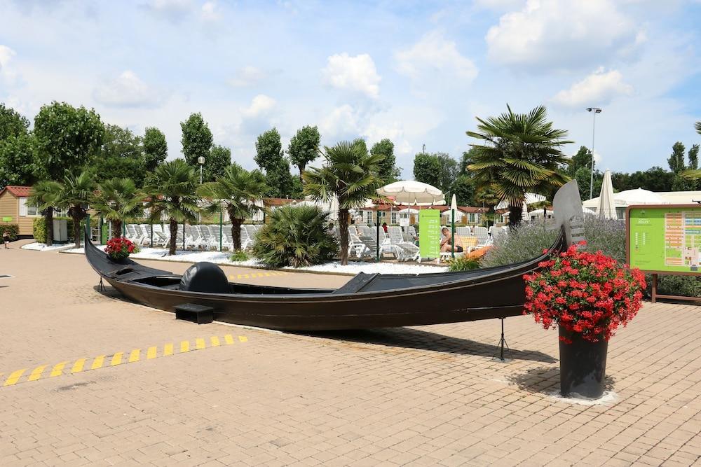 Hu In Town Luxury tent