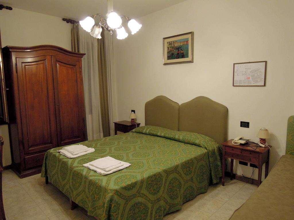 Iris Hotel 2*