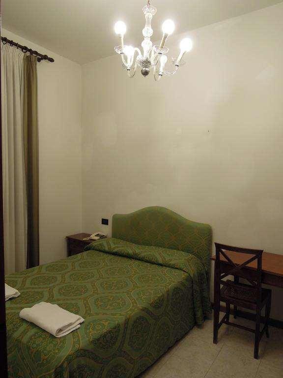 Iris Hotel 2*
