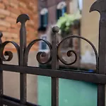 Gondola Rosa, incantevole vista sul canale