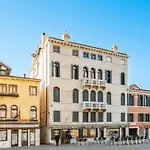 The Venice Red Door Apartment