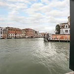 Rubino Flat Canal View