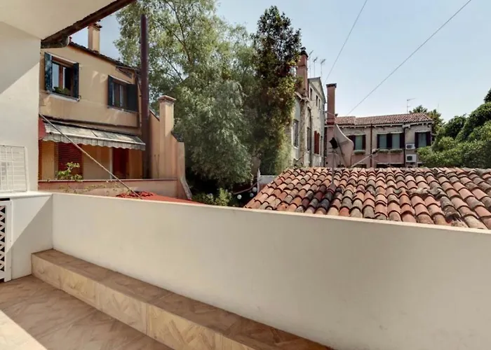 Venice Traditional Home With Terrace