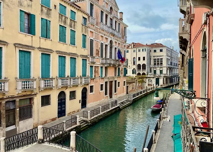 Casa Anna - elegance - brightness - canal view