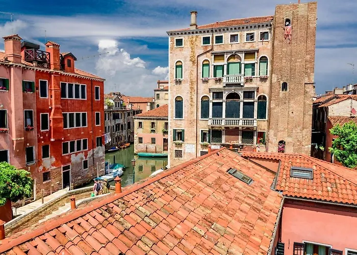 Venice Blue On Canal Apartment