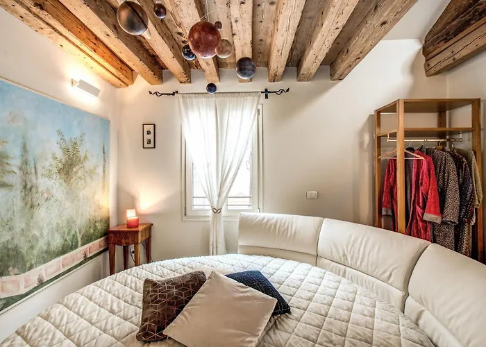 Stunning Venetian Apartment By Biennale Gardens