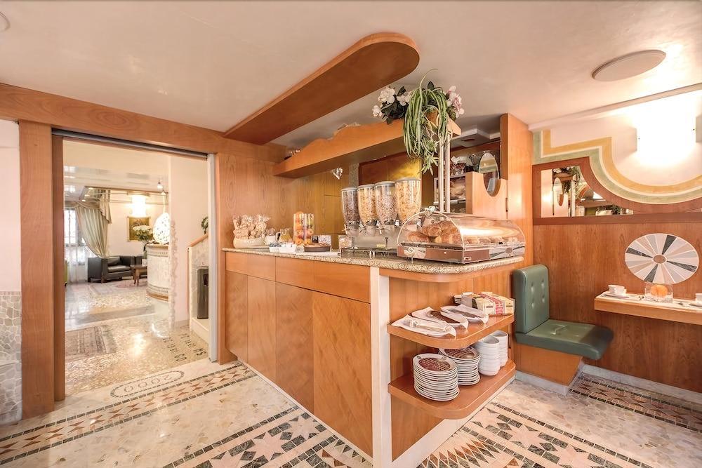 Antica Casa Carettoni Hotel 3*
