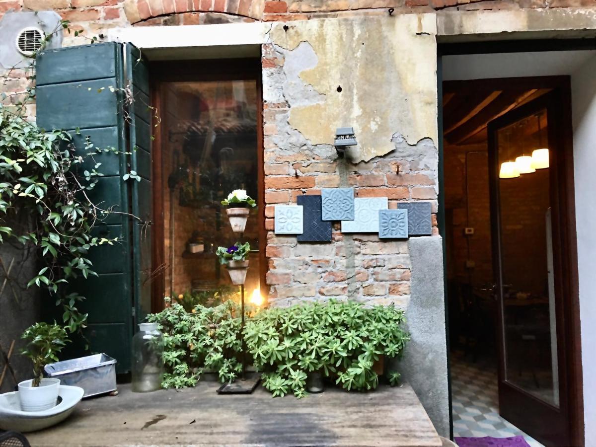Il Buco Della Suora * Venice