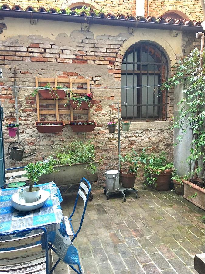 Il Buco Della Suora * Venice