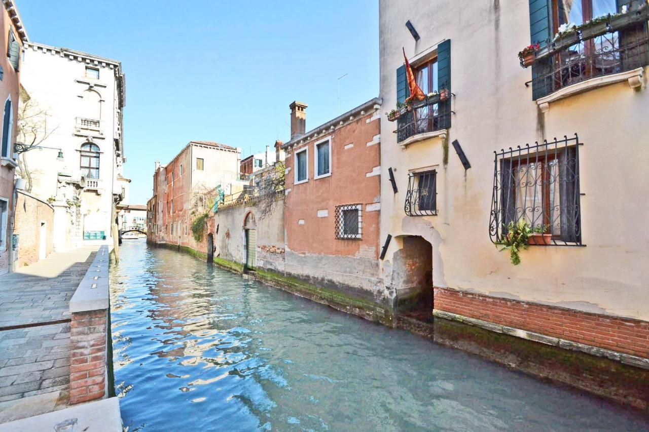 San Barnaba On The Canal * Veneza