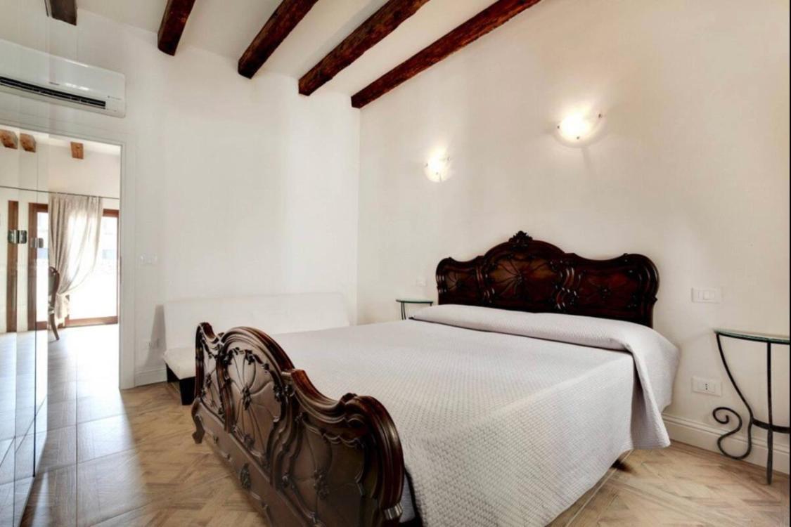 Traditional With Terrace Apartment *