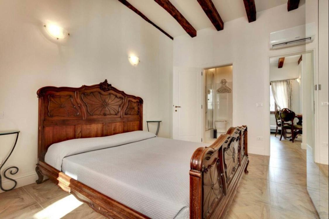 Traditional With Terrace Venice