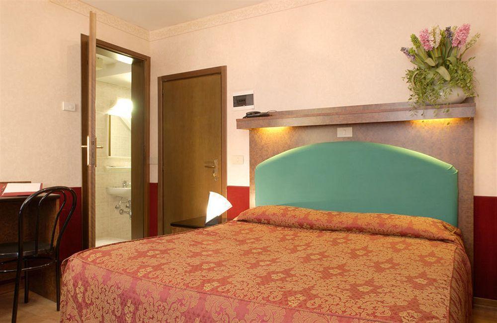 Antica Casa Carettoni Hotel 3*