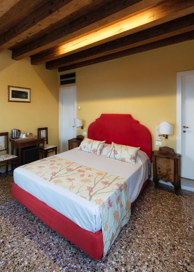 Hotel Ai Santi Apostoli 3*