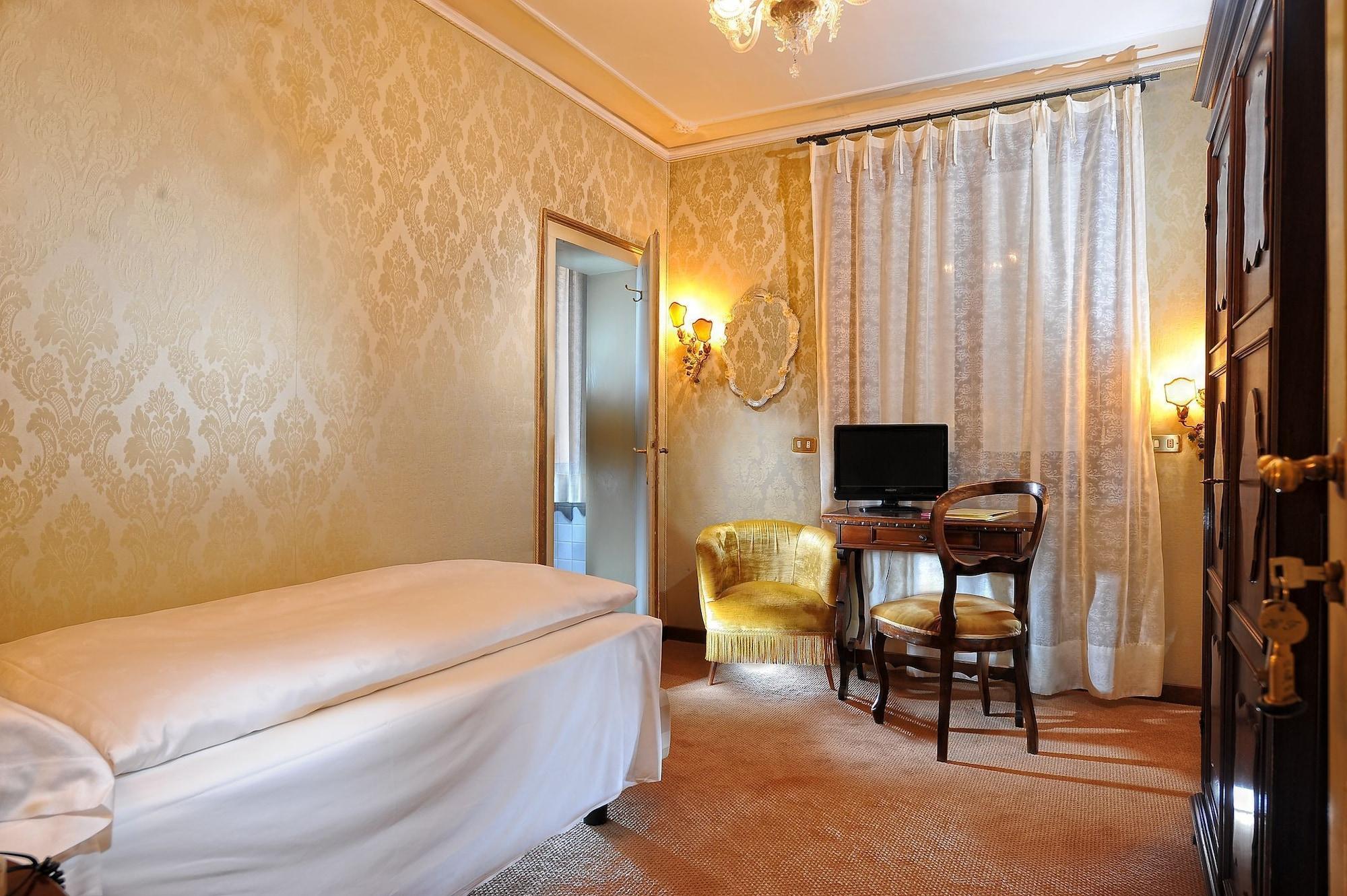 Flora Hotel
