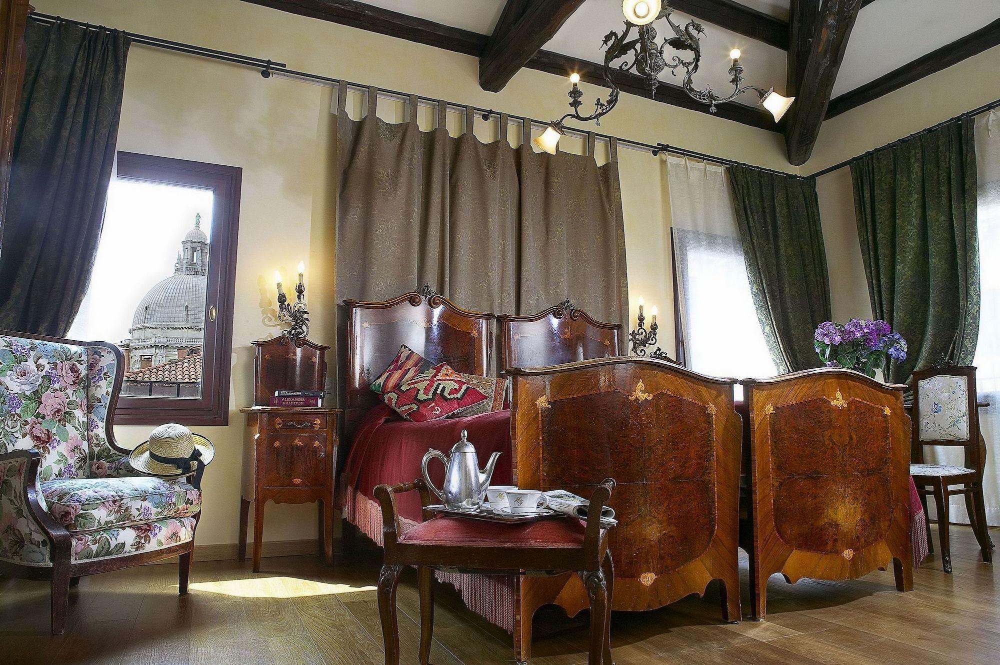 Flora Hotel 3*