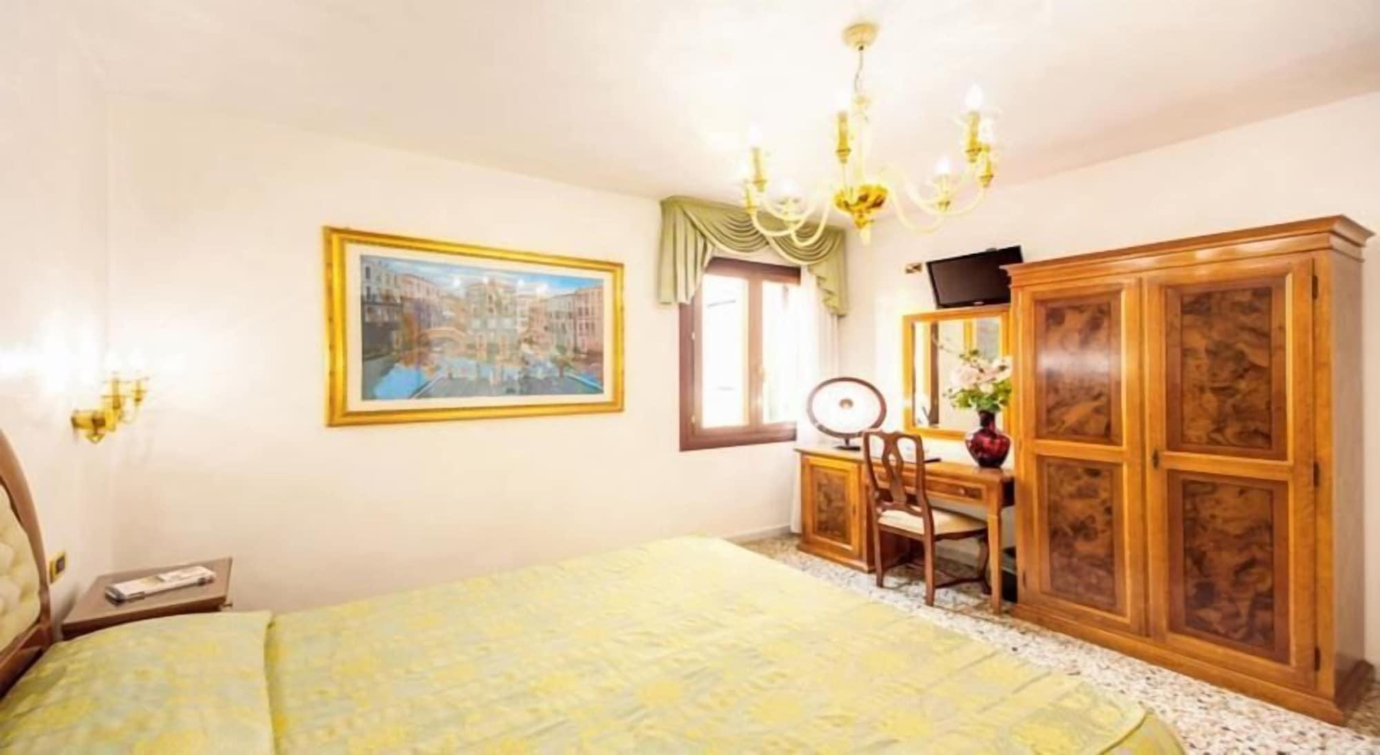 Antica Casa Carettoni Hotel