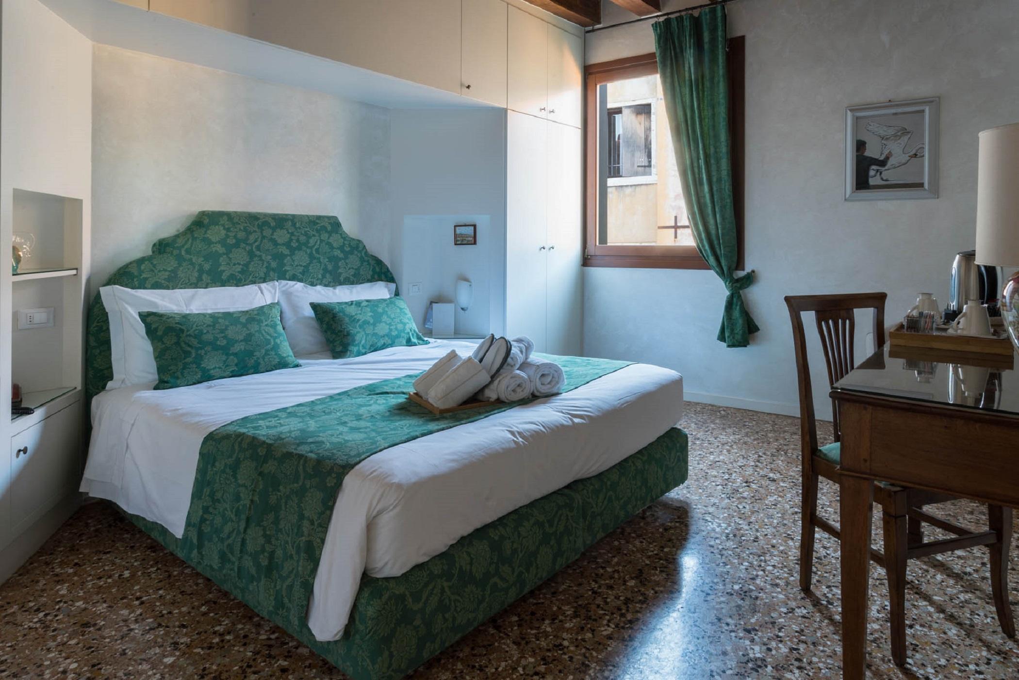 Hotel Ai Santi Apostoli 3*